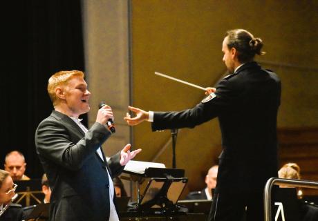 Dirigent Martin Spahr mit Bendix Amonat